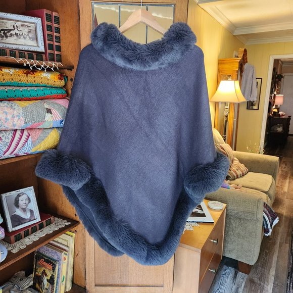 Poncho/Cape with Fur Trim - One Size - Picture 4 of 4